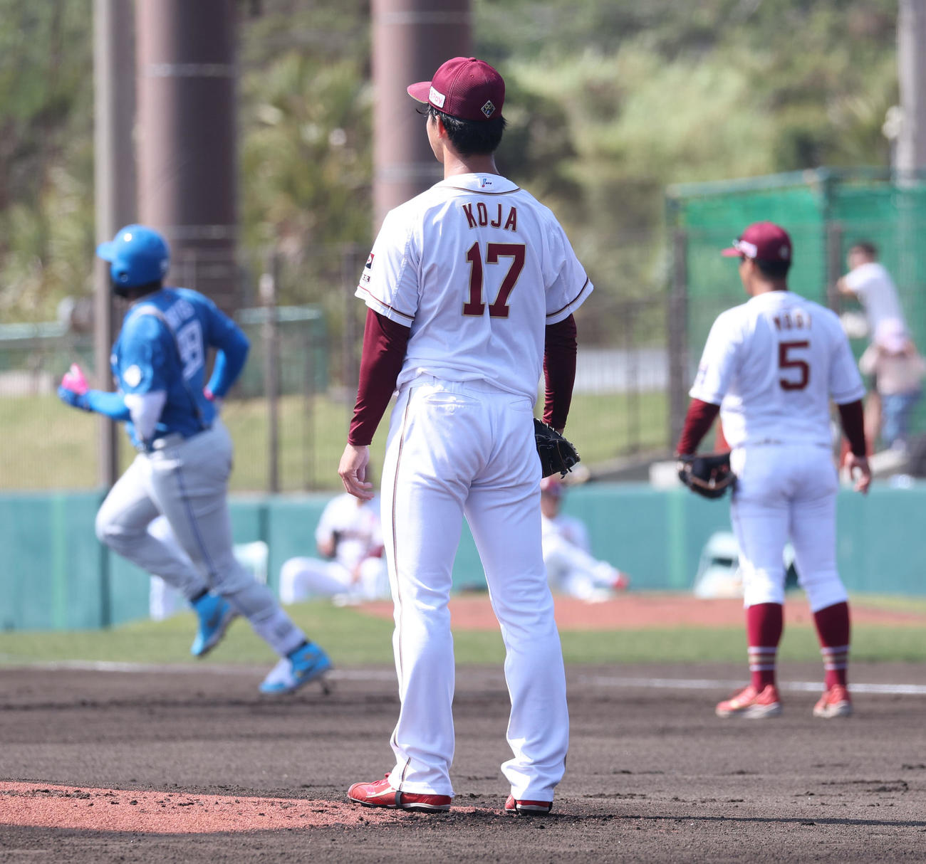 楽天対日本ハム　1回表日本ハム2死一塁、レイエス（左後方）に右越え2点本塁打を浴びる古謝（撮影・佐藤翔太）