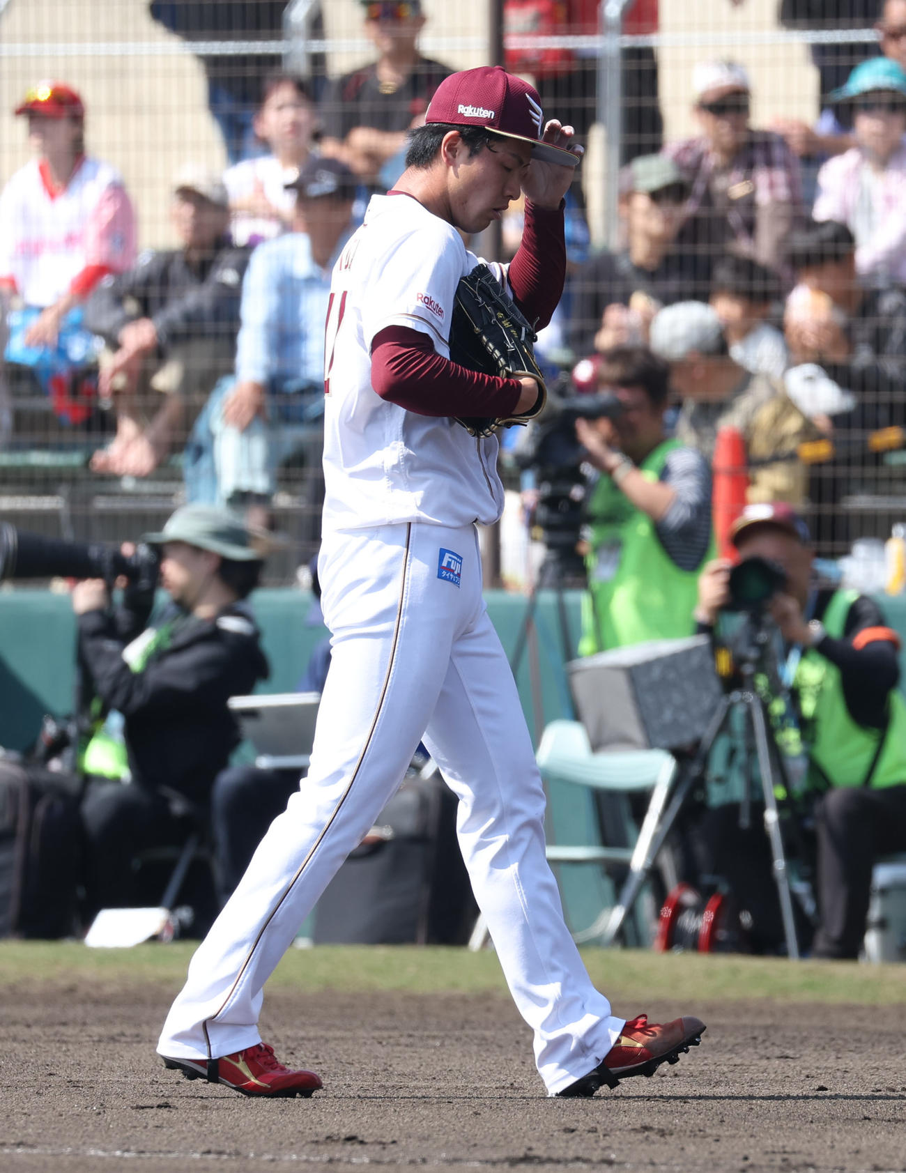 楽天対日本ハム　1回表、2失点しベンチに引き揚げる楽天古謝（撮影・佐藤翔太）