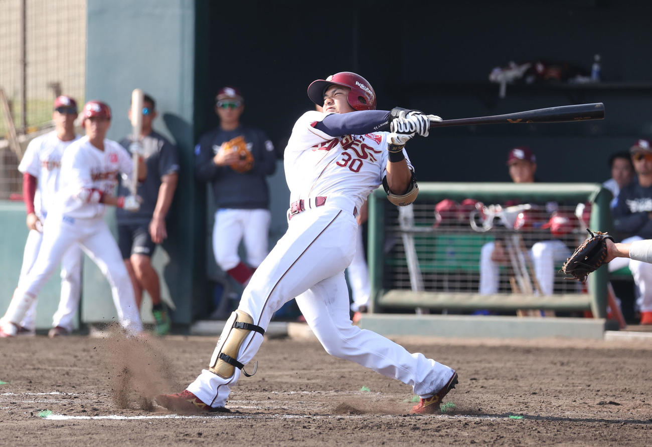 楽天対日本ハム　7回裏楽天無死二、三塁、平良は左犠飛を放つ（撮影・佐藤翔太）