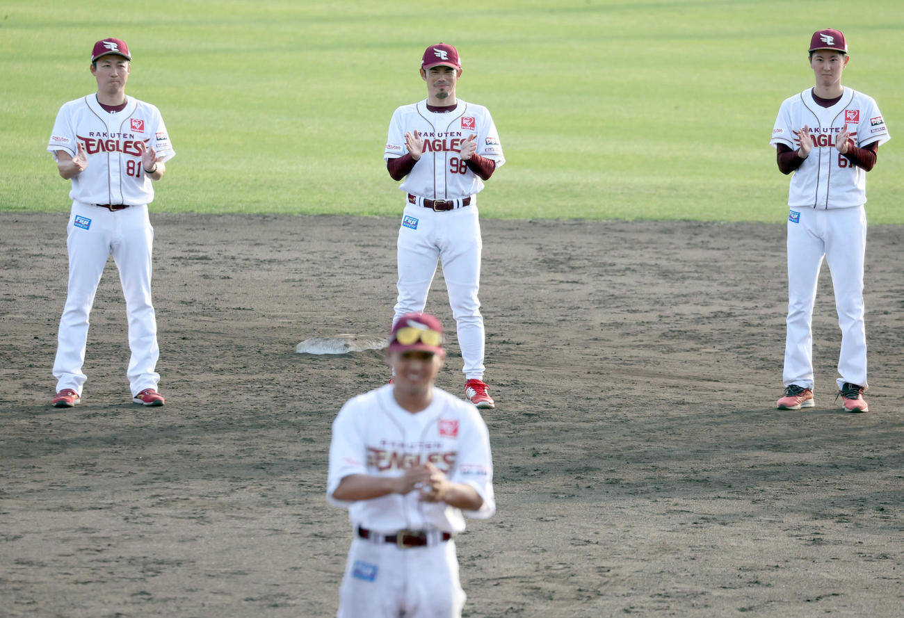 楽天対日本ハム　試合後、手締めをする楽天今江監督（中央後方）らナインたち（撮影・佐藤翔太）