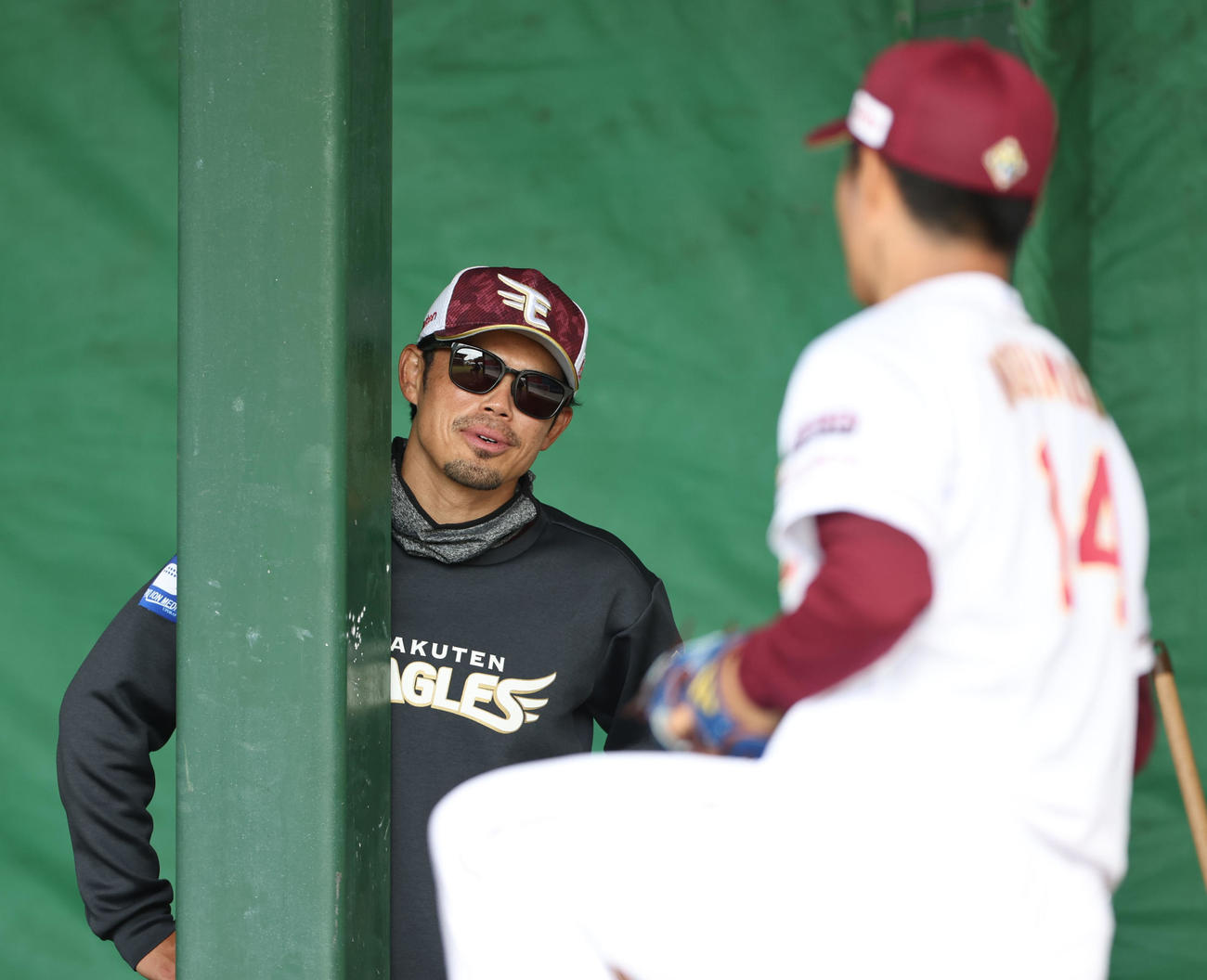 楽天対日本ハム　楽天今江監督（左後方）は則本に声をかける（撮影・佐藤翔太）