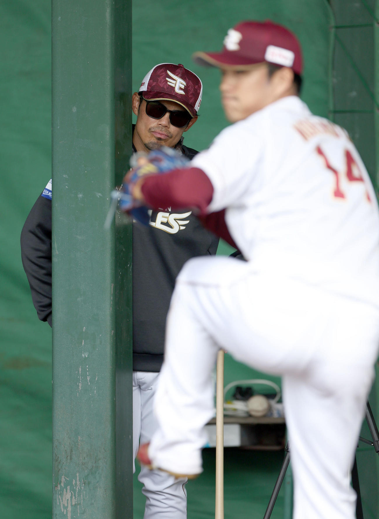 楽天対日本ハム　楽天今江監督（左後方）は則本のブルペンでの投球練習を見つめる（撮影・佐藤翔太）