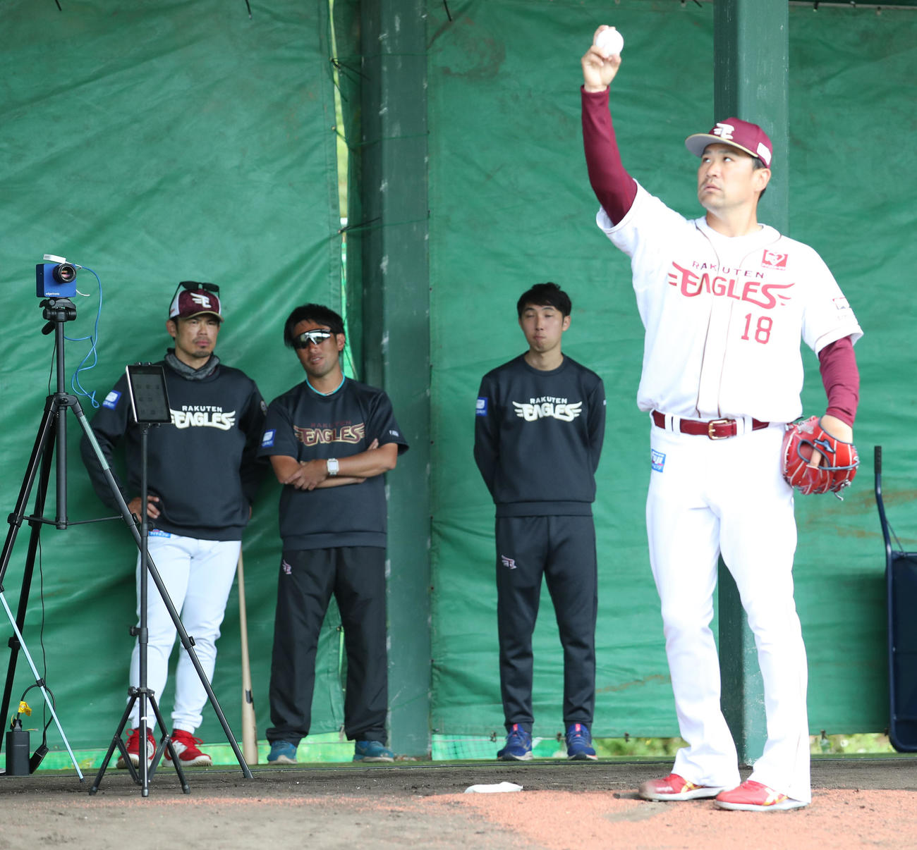 楽天対日本ハム　楽天今江監督（左後方）はブルペンで投球練習する田中将を見つめる（撮影・佐藤翔太）