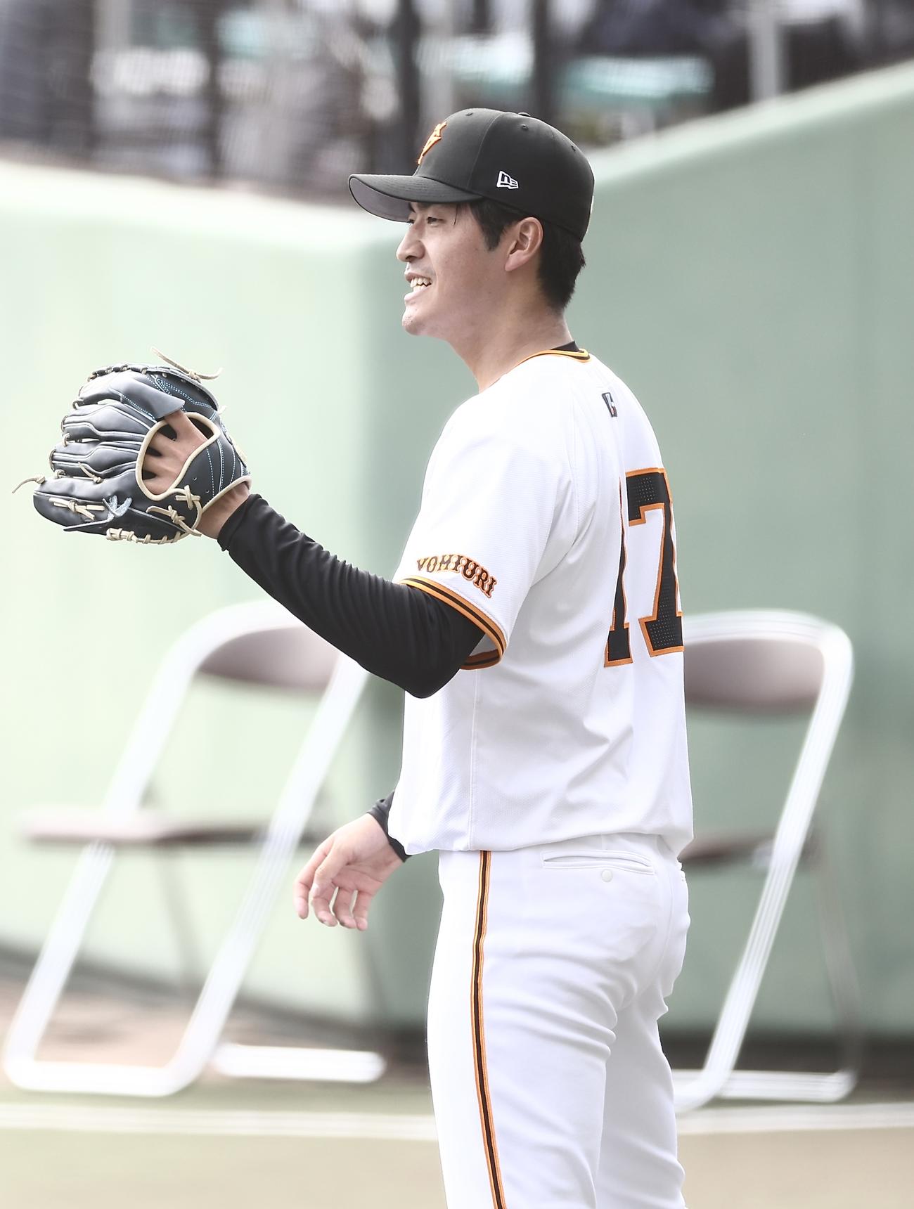 巨人対サムスン　1回表を抑え、笑顔でナインを迎える巨人西舘（撮影・河田真司）