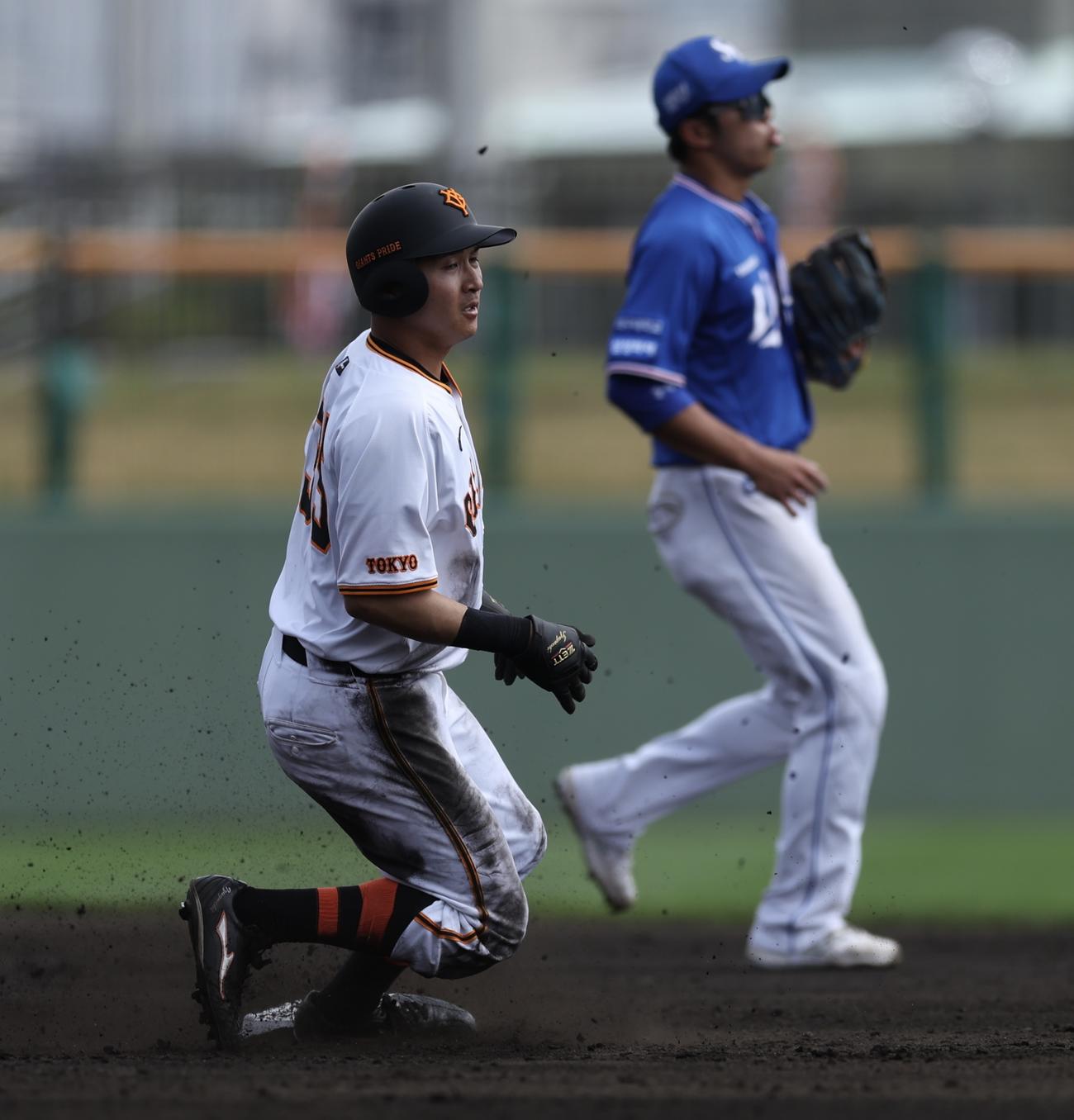 巨人対サムスン　2回裏巨人2死一塁、二盗を決める泉口（撮影・河田真司）