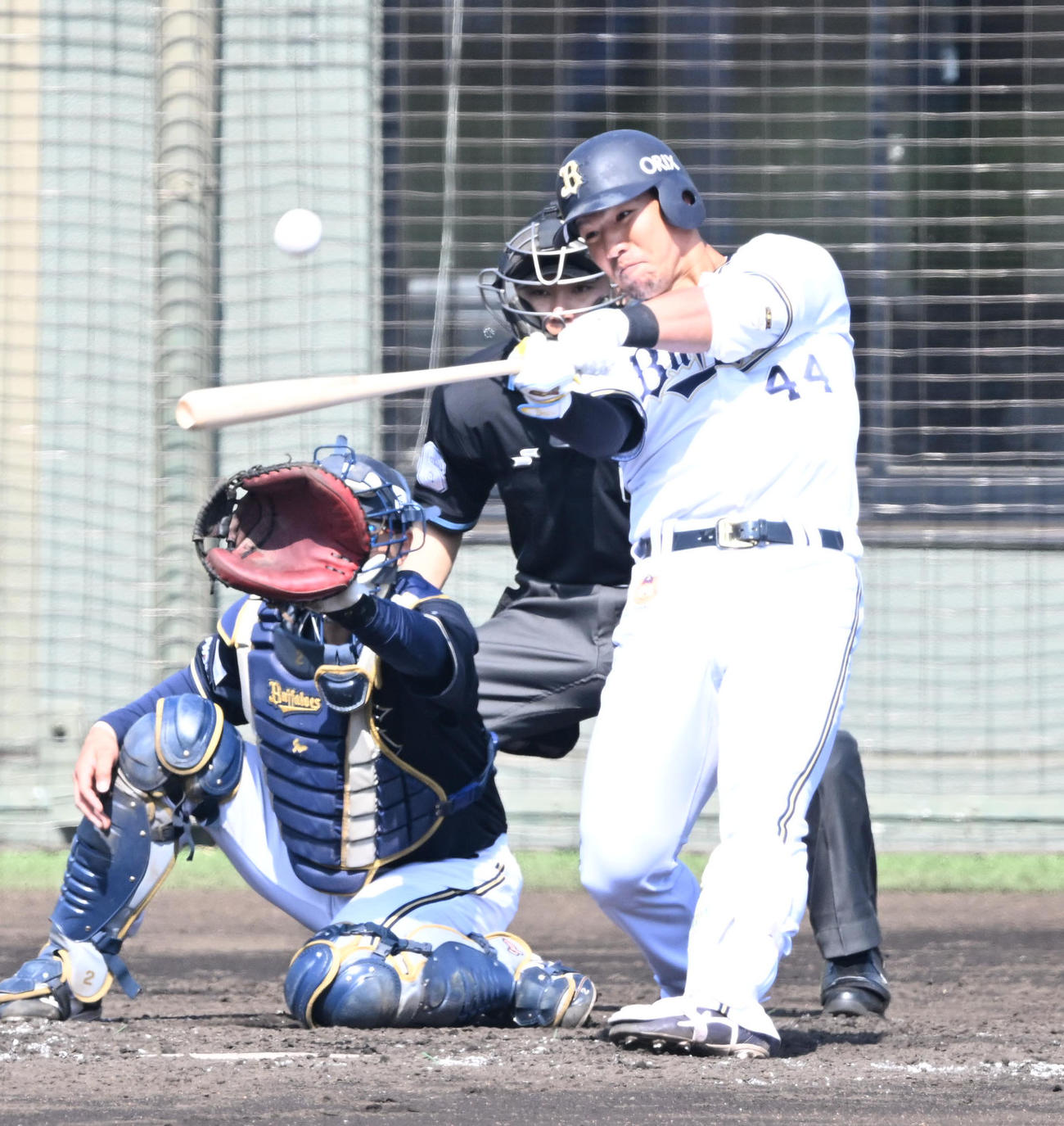 3回裏白組2死三塁、左越え2点本塁打を放つ頓宮（撮影・和賀正仁）