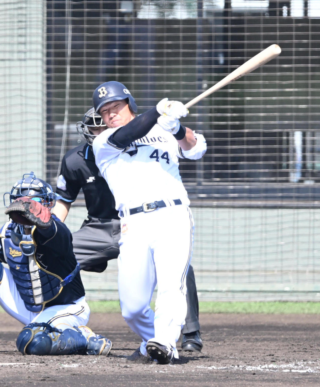 3回裏白組2死三塁、左越え2点本塁打を放つ頓宮（撮影・和賀正仁）