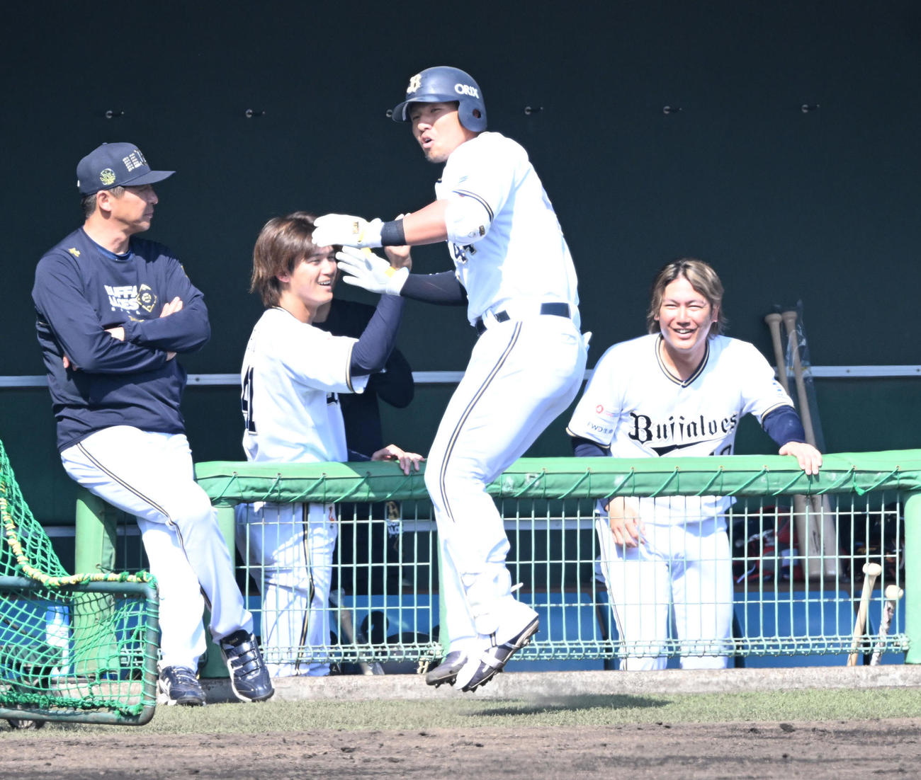 3回裏白組2死三塁、左越え2点本塁打を放った頓宮はベンチ前でポーズ（撮影・和賀正仁）