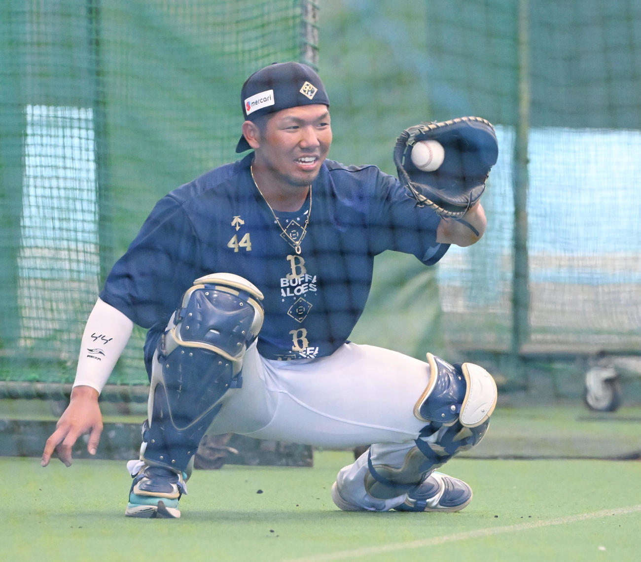 レガースを付け捕手の特守を受けるオリックス頓宮（撮影・和賀正仁）