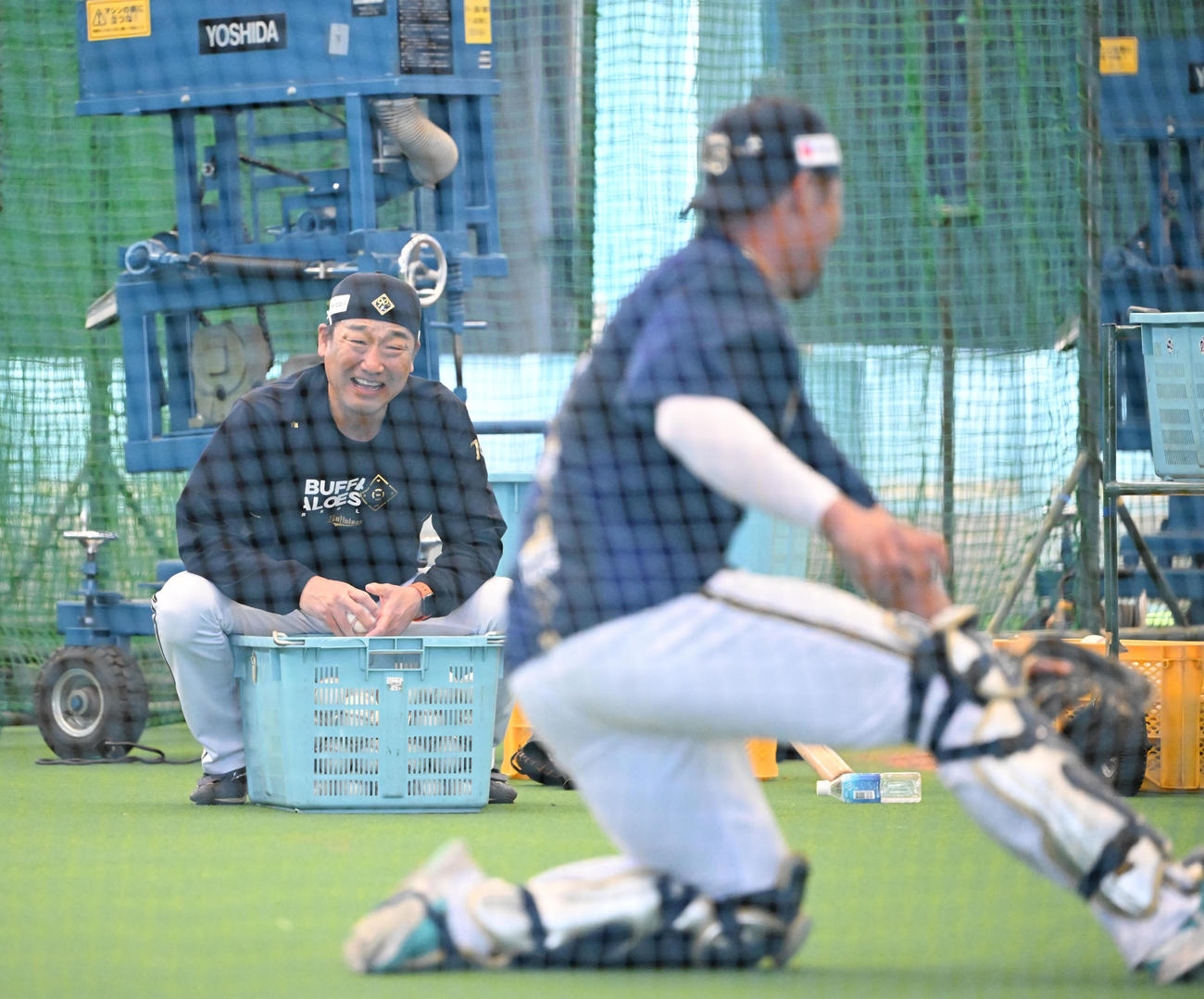 レガースを付けたオリックス頓宮は中嶋監督（左）から特守を受ける（撮影・和賀正仁）