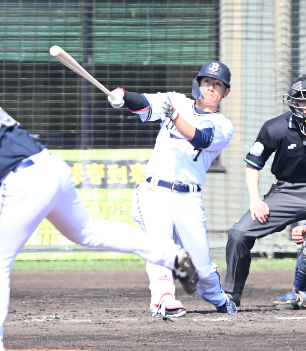 5回裏白組無死一塁、右前打を放つ西川（撮影・和賀正仁）