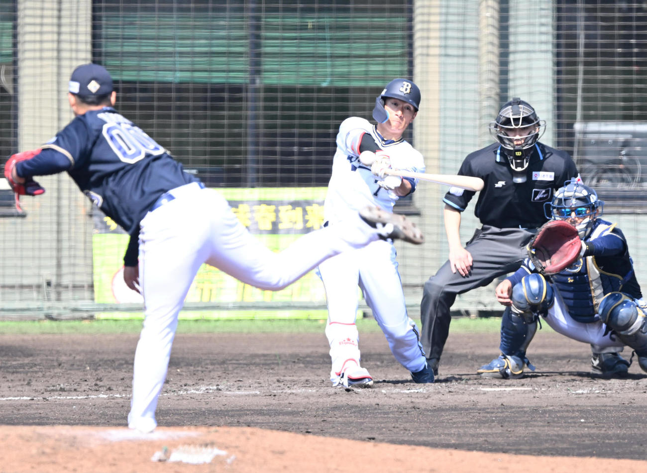 5回裏白組無死一塁、右前打を放つ西川（撮影・和賀正仁）