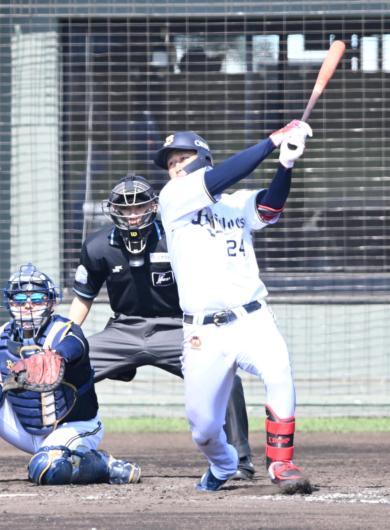 5回裏白組無死一、三塁、右越え適時二塁打を放つ紅林（撮影・和賀正仁）