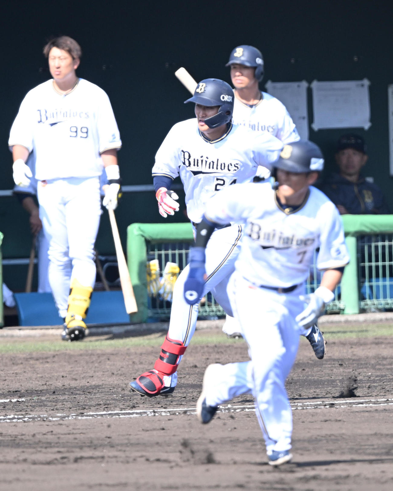 5回裏白組無死一、三塁、右越え適時二塁打を放つ紅林（撮影・和賀正仁）