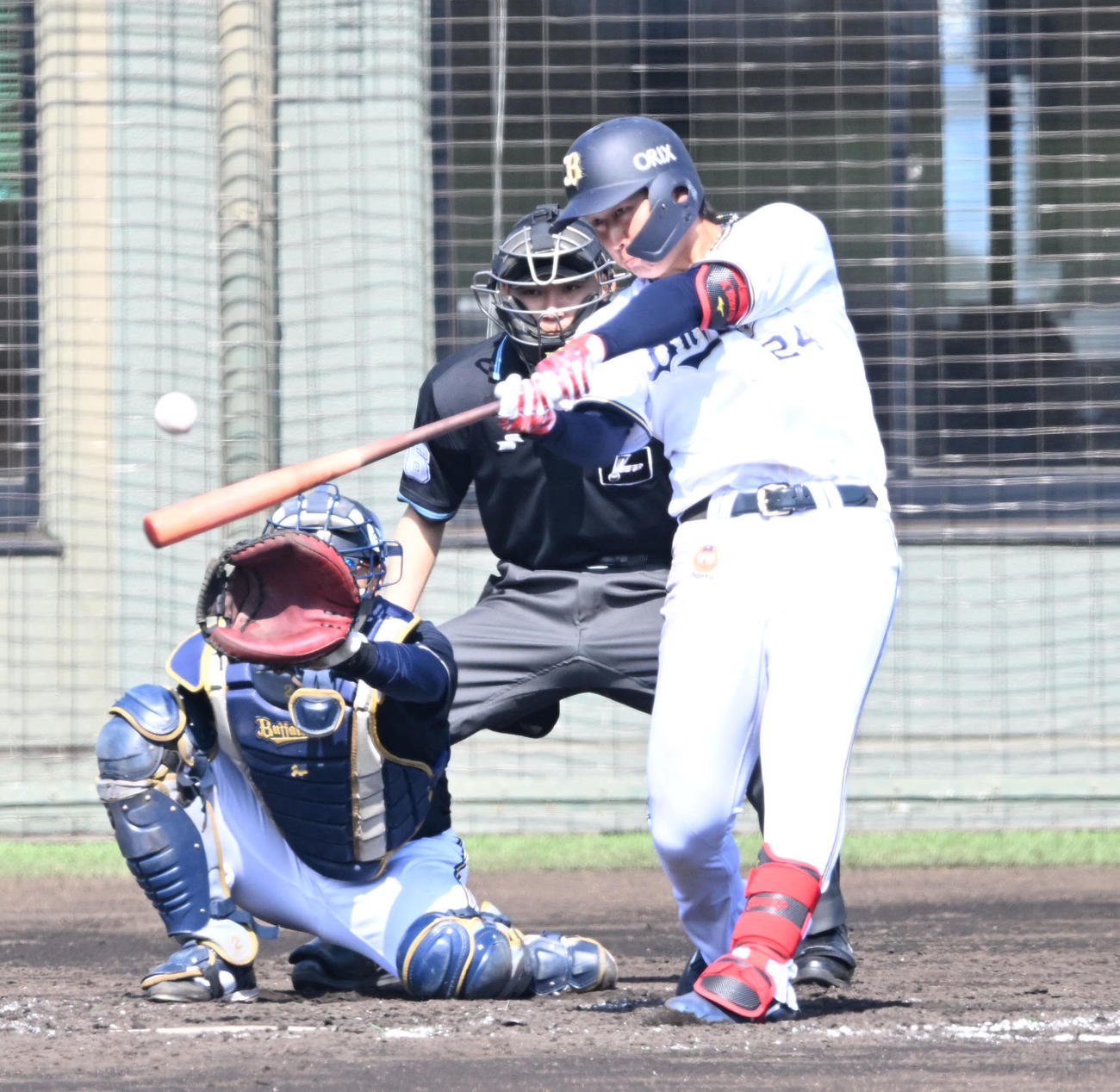 3回裏白組1死、左中間を破る二塁打を放つ紅林（撮影・和賀正仁）