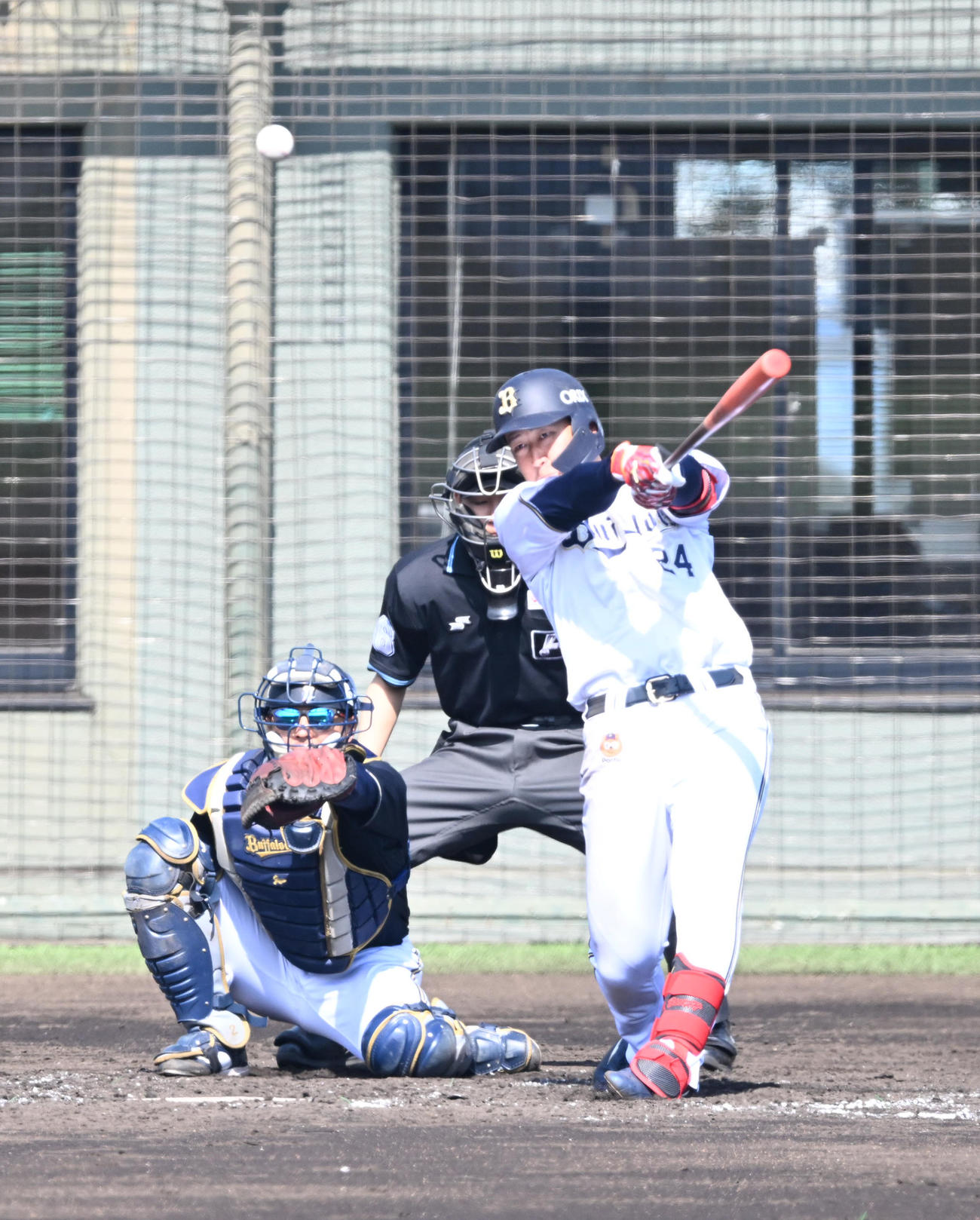 3回裏白組1死、左中間を破る二塁打を放つ紅林（撮影・和賀正仁）
