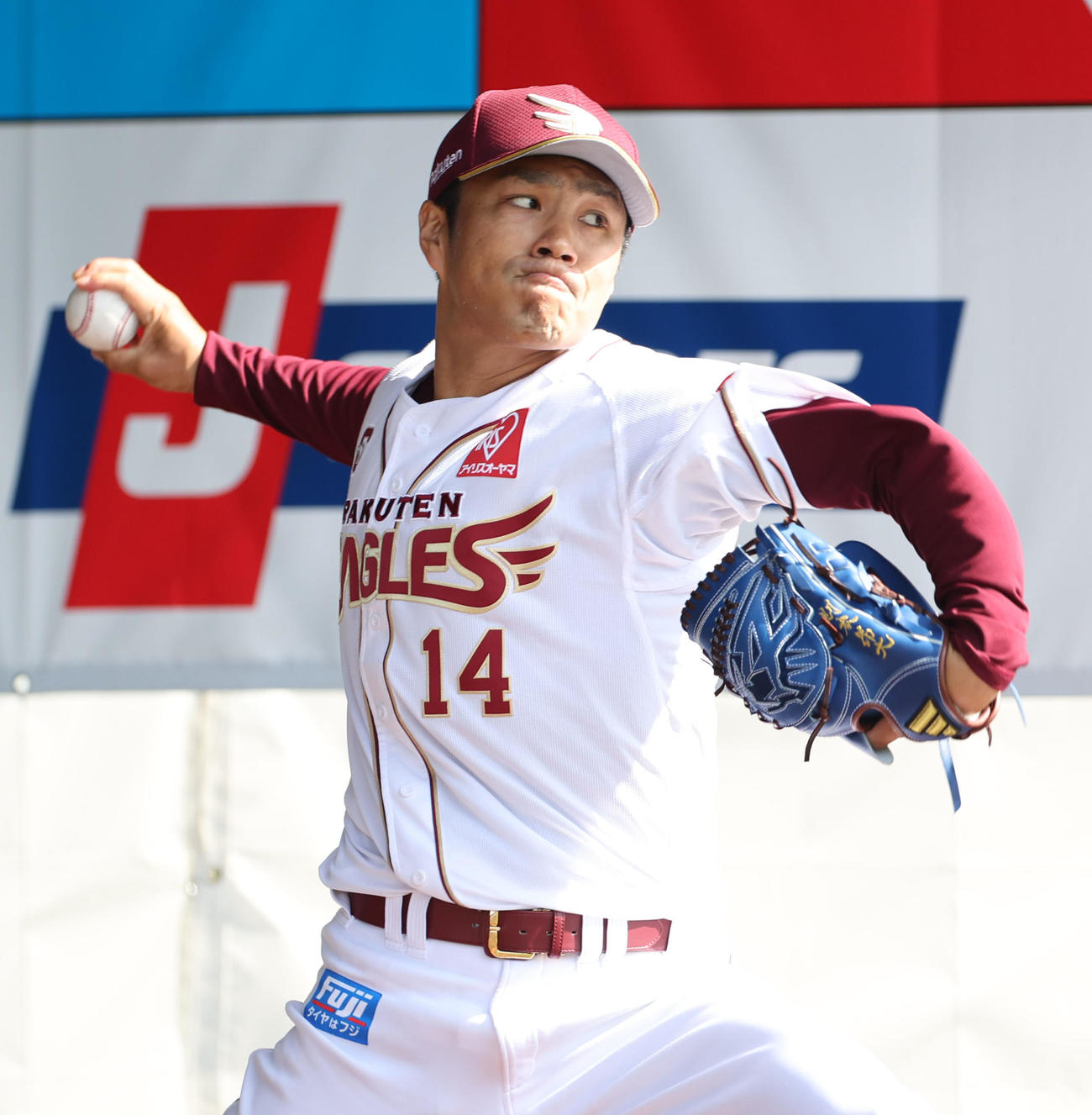 楽天対日本ハム　ブルペンで投球練習をする楽天則本（撮影・佐藤翔太）