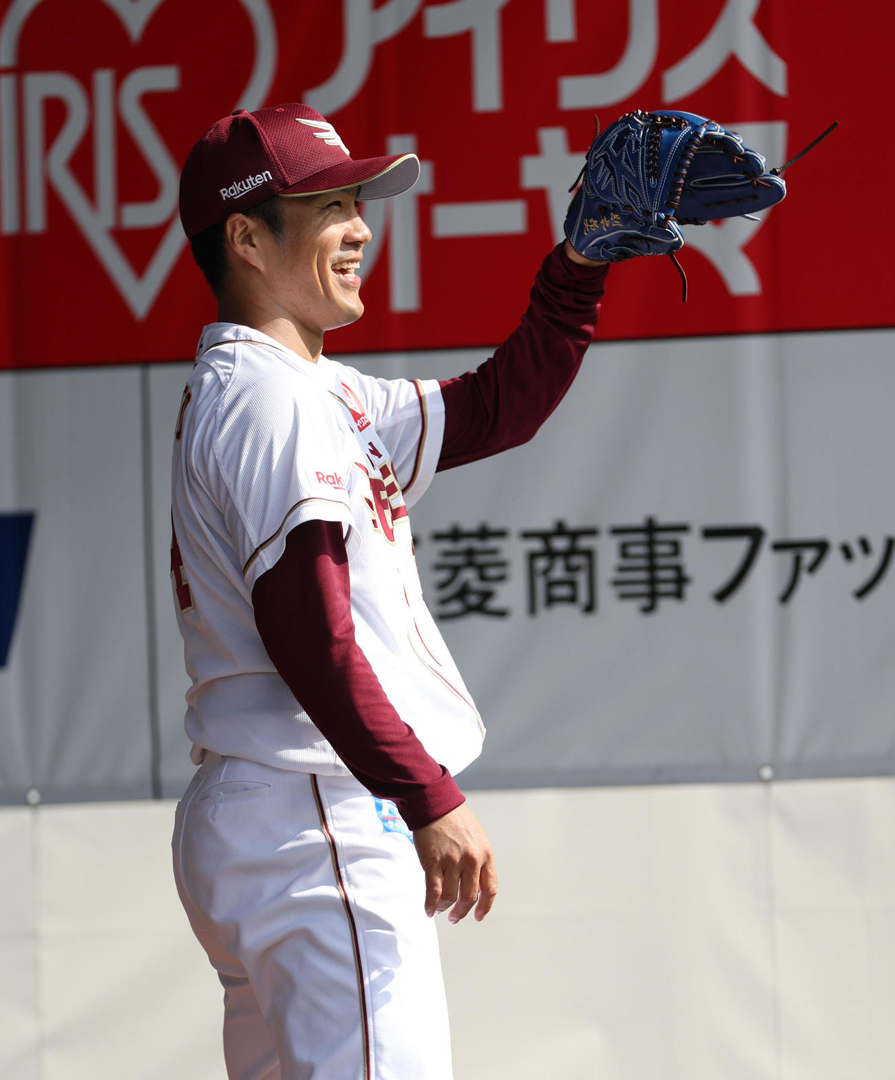 楽天対日本ハム　ブルペンで笑顔を見せる楽天則本（撮影・佐藤翔太）