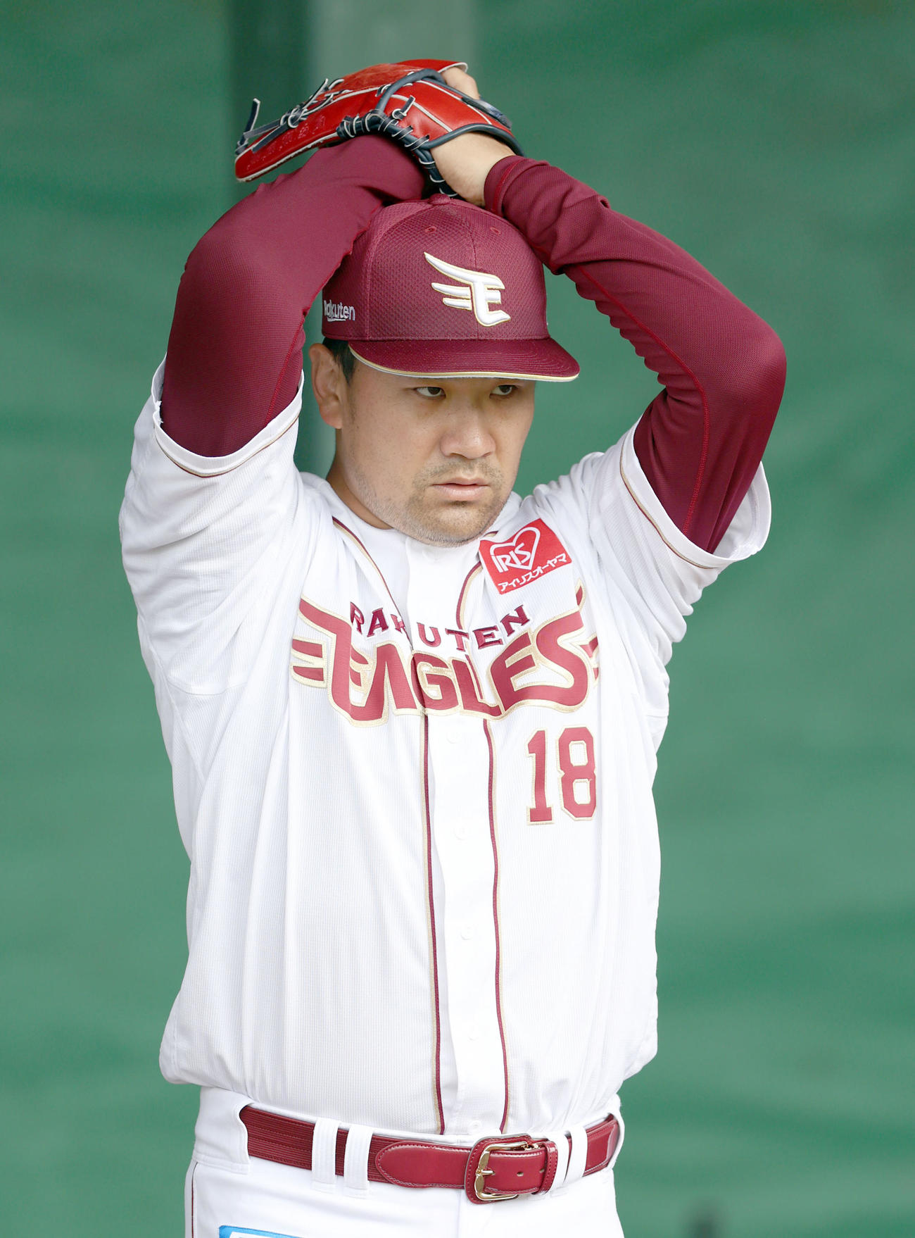 楽天対日本ハム　ブルペンで真剣な表情を見せる楽天田中将（撮影・佐藤翔太）