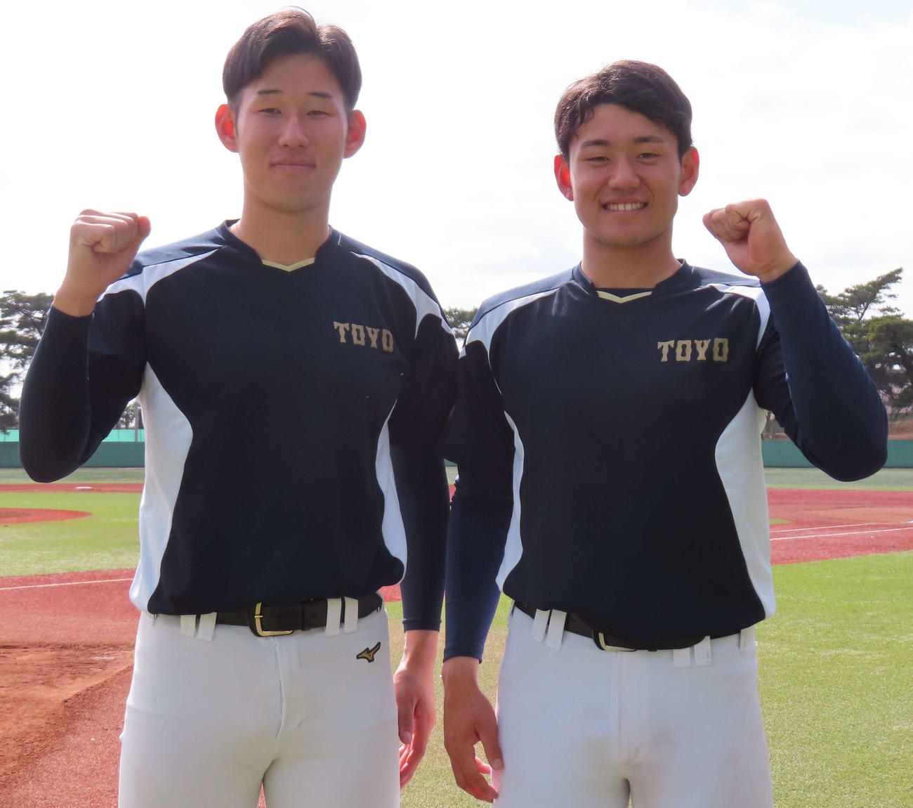 笑顔でガッツポーズを決める東洋大・南（左）と高中（撮影・佐瀬百合子）