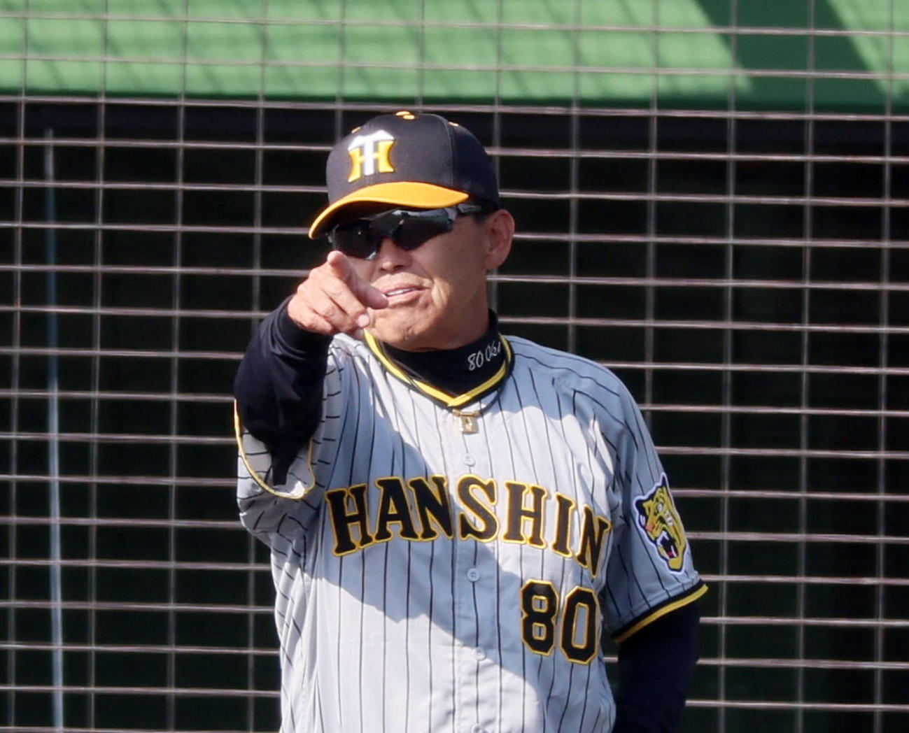 練習試合　広島対阪神　6回表を終え選手交代を告げる岡田監督（撮影・加藤哉）