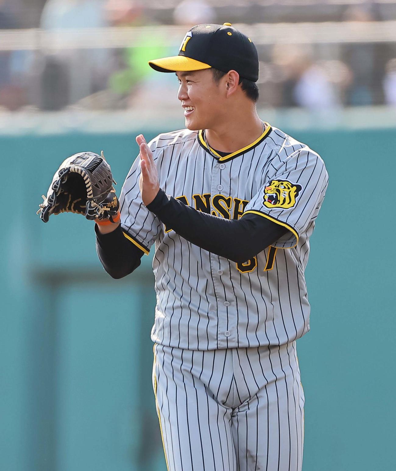 広島対阪神　広島打線を2イニング無失点に抑え笑顔を見せる及川（撮影・上田博志）