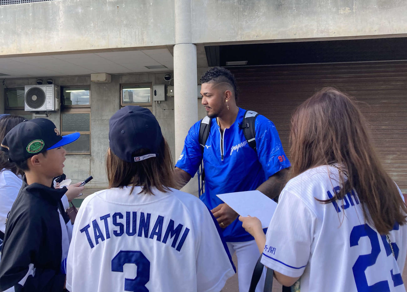 休日返上で北谷球場に現れファンのサインに応じる中日メヒア