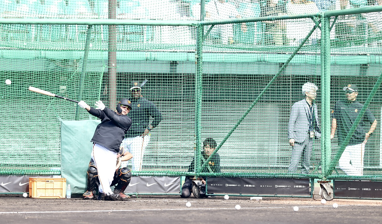 打撃練習する巨人オドーア。後方右は阿部監督（撮影・河田真司）