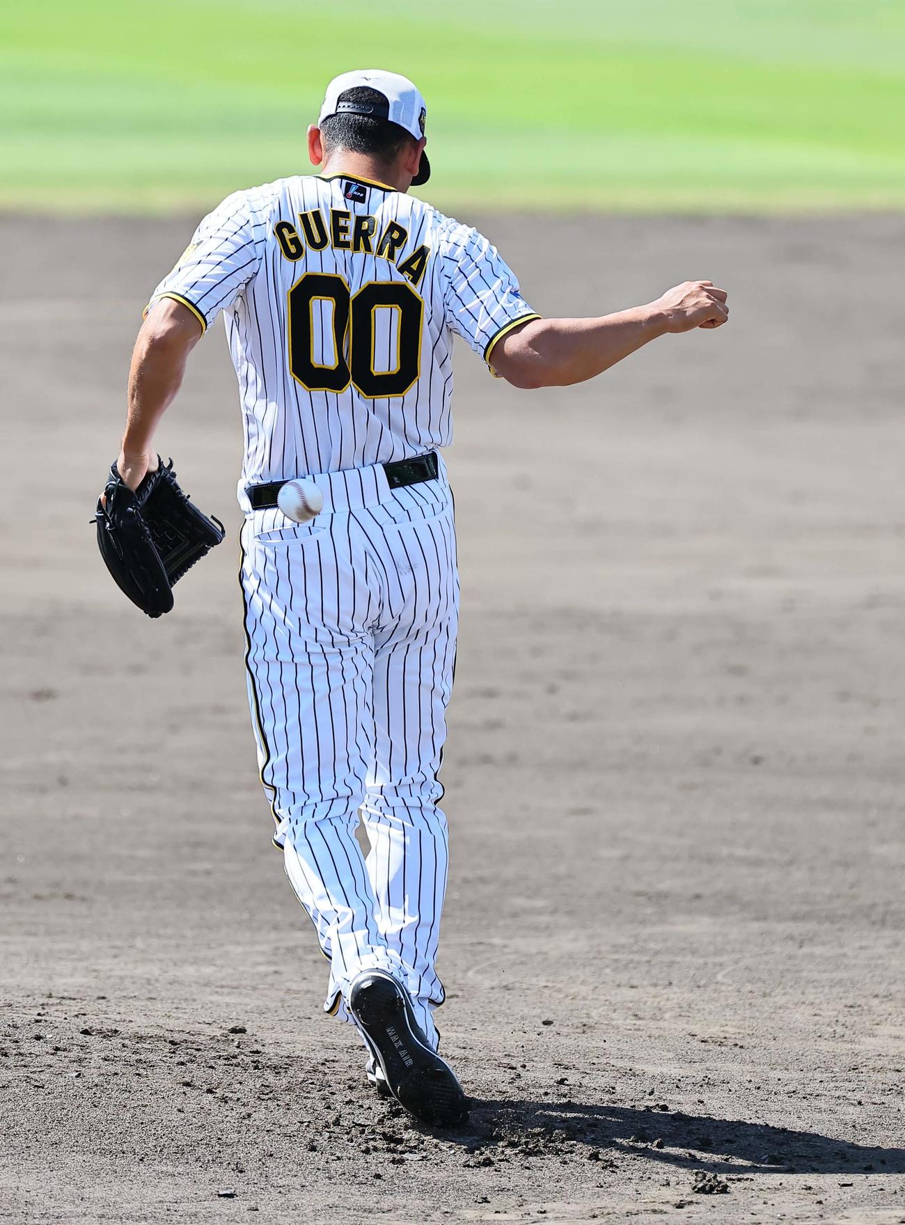 ライブBPで登板するゲラは前川の打球が直撃する（撮影・上田博志）