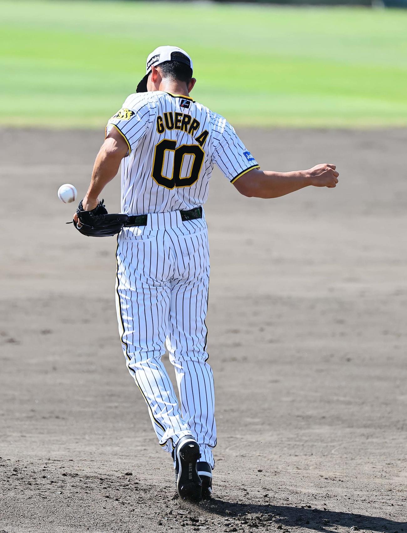 ライブBPで登板するゲラは前川の打球が直撃する（撮影・上田博志）