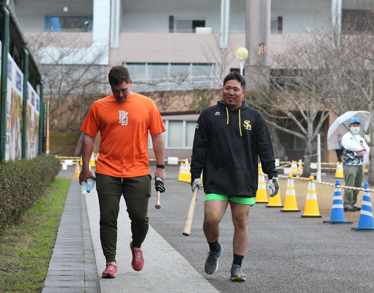 キャンプ休日に練習を行うため室内練習場へ向かうソフトバンク山川（右）とリチャード（撮影・冨田成美）