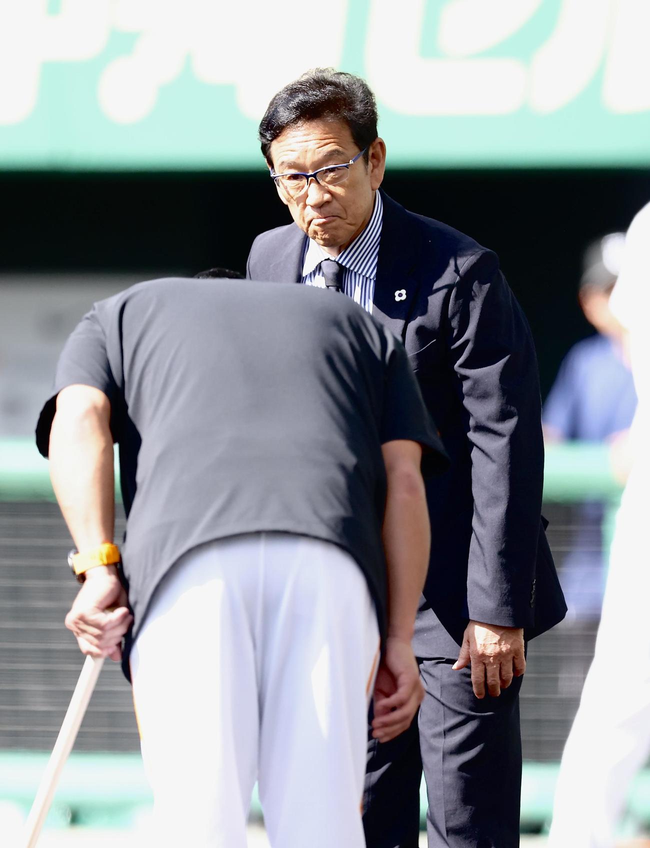 巨人阿部監督（手前）とあいさつを交わす栗山氏（撮影・河田真司）