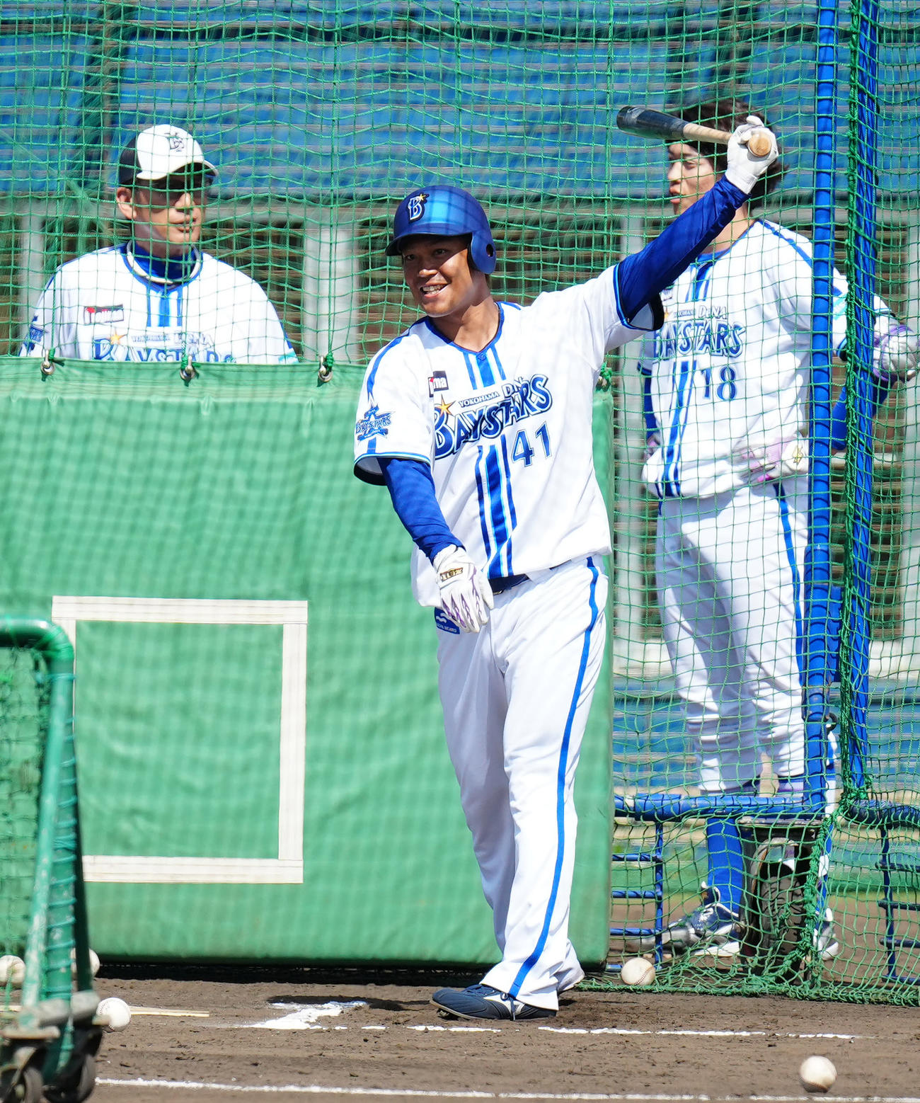 打撃練習を行うDeNA佐々木。左は三浦監督（撮影・江口和貴）