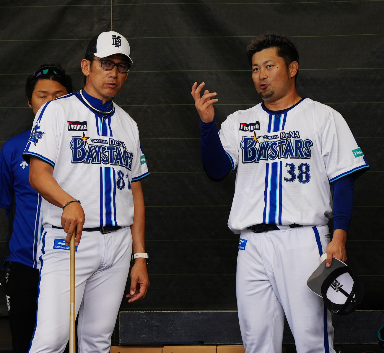 ブルペンで言葉を交わすDeNA森唯（右）と三浦監督（撮影・江口和貴）