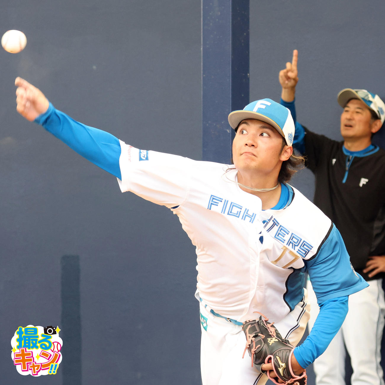 ブルペンで投球練習をする日本ハム伊藤（撮影・佐藤翔太）