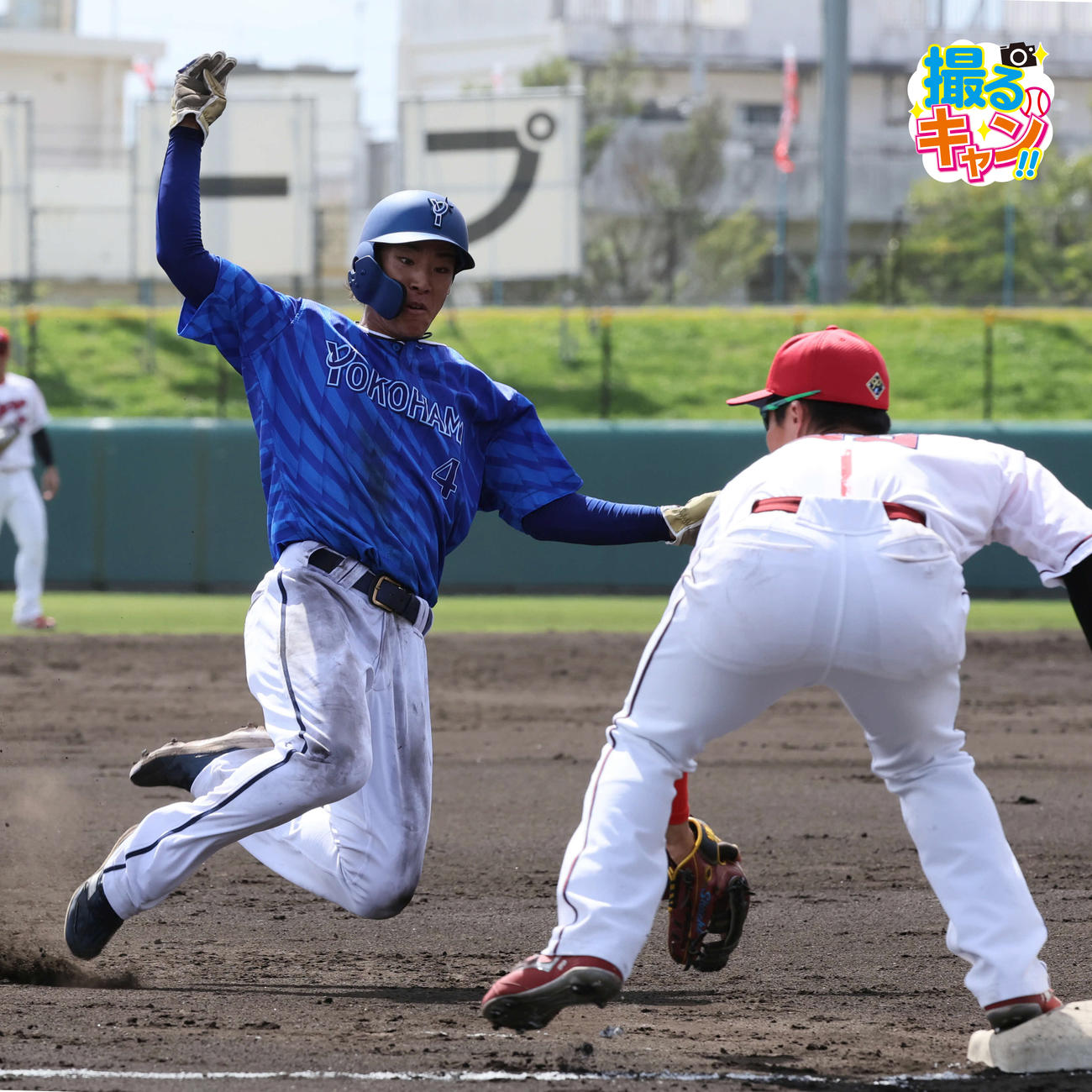 練習試合広島対ＤｅＮＡ　３回表ＤｅＮＡ１死二塁、オースティンの中前打で２走の度会は三塁を狙うがアウトとなる（撮影・加藤孝規）