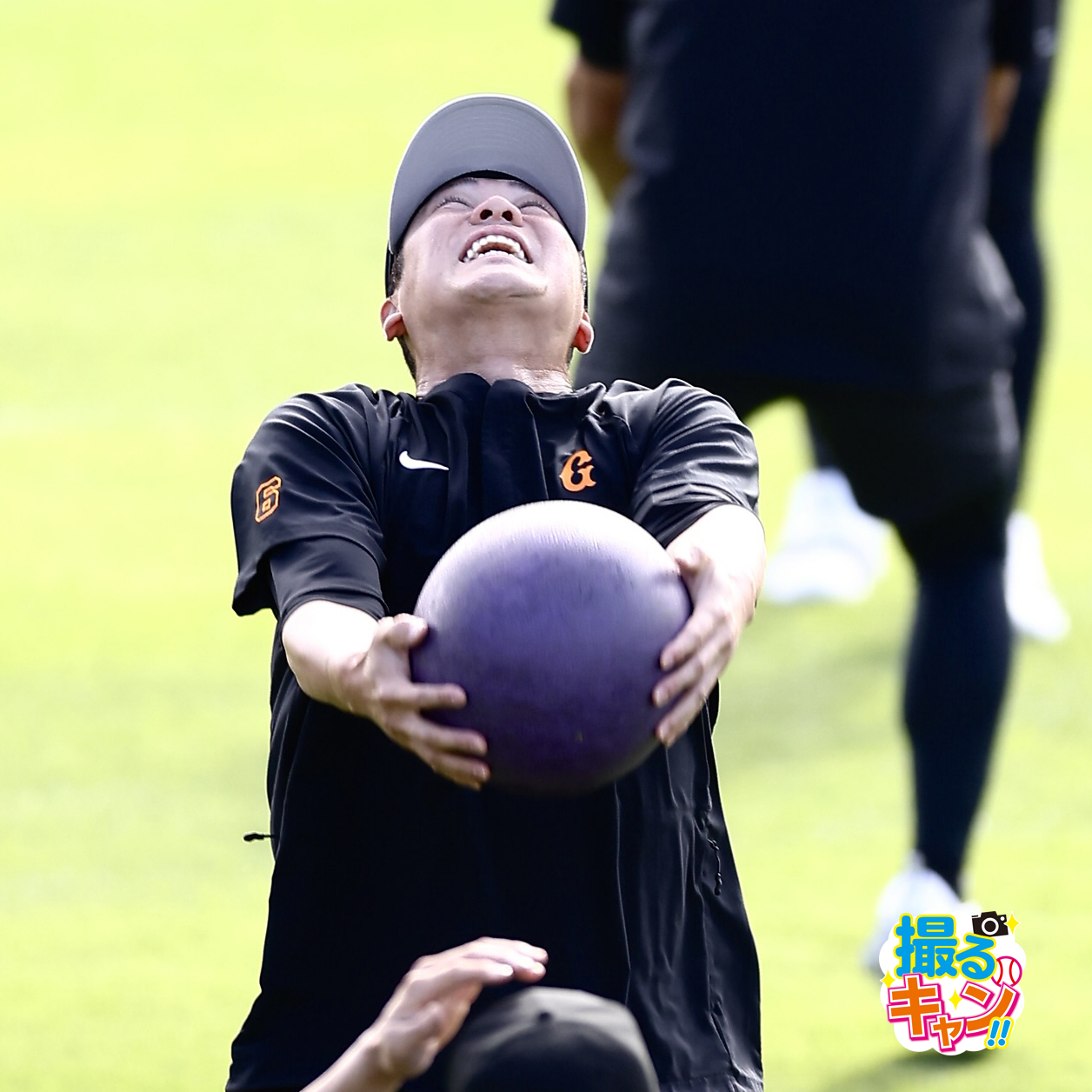 メディシンボールを投げる巨人坂本（撮影・河田真司）