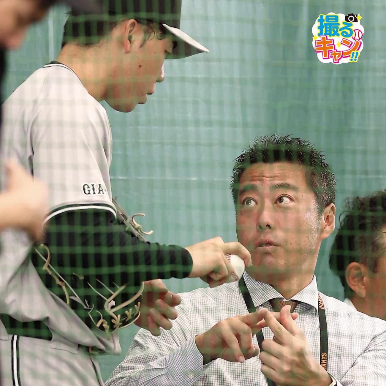 巨人松井（左）にアドバイスする上原氏（撮影・河田真司）