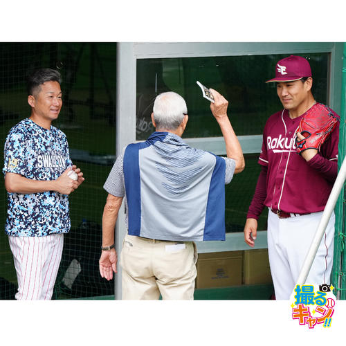 権藤氏(中央)と言葉を交わす楽天田中将(右)とヤクルト石川(撮影・江口和貴)