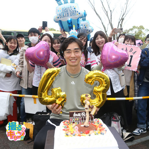 誕生日を迎えたソフトバンク和田はケーキを前に笑顔で記念撮影(撮影・冨田成美)