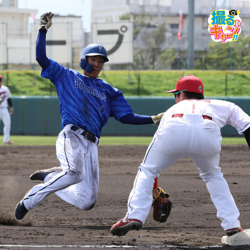 練習試合広島対DeNA 3回表DeNA1死二塁、オースティンの中前打で2走の度会は三塁を狙うがアウトとなる(撮影・加藤孝規)
