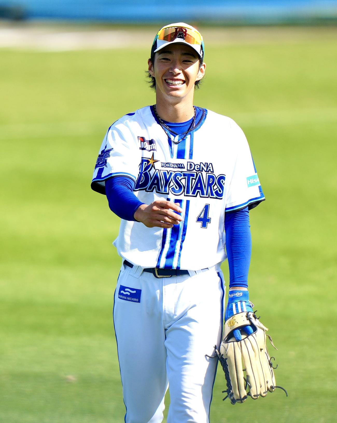 練習中、笑顔を見せるDeNA度会（撮影・江口和貴）