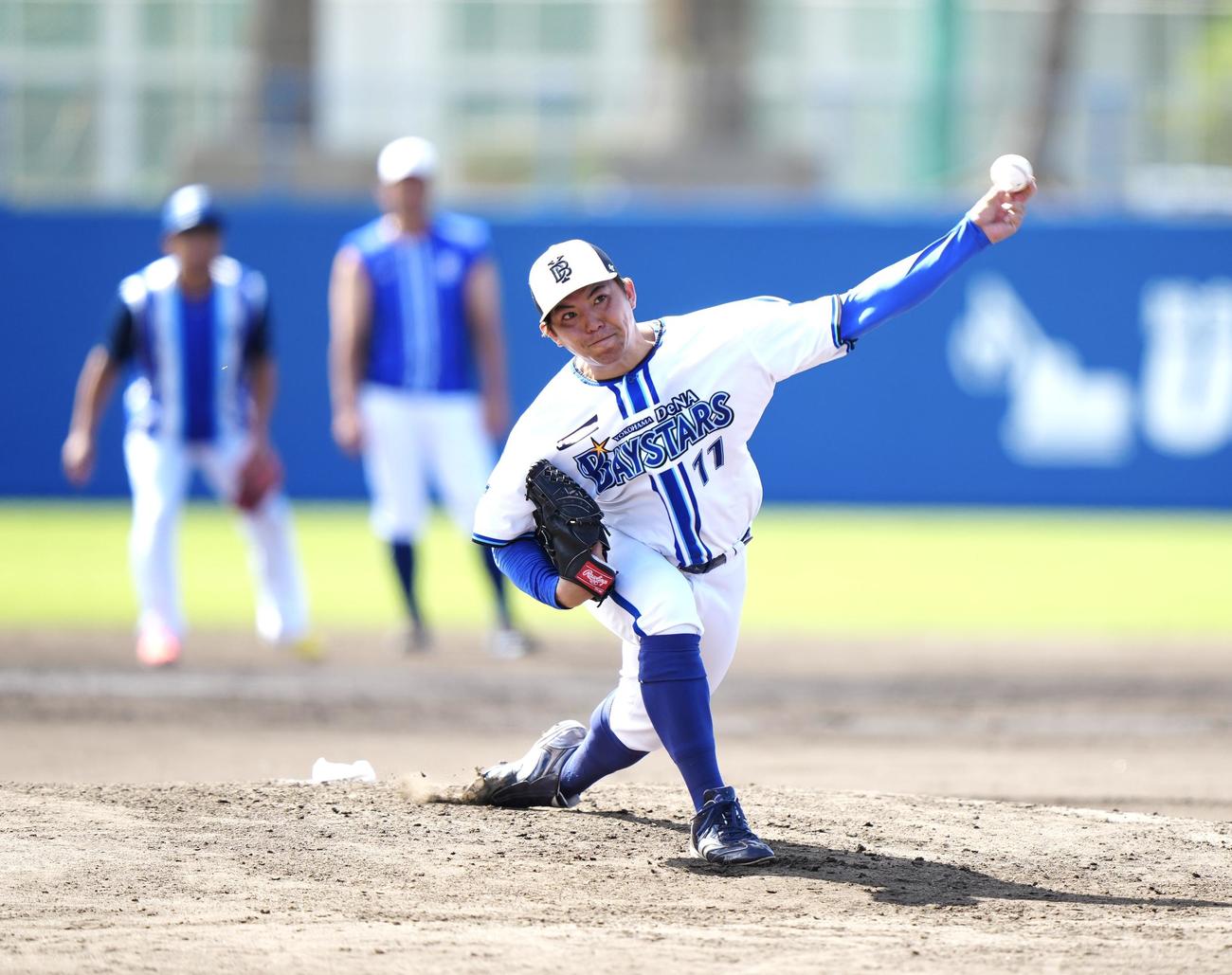 ライブBPで投球するDeNA東（撮影・江口和貴）