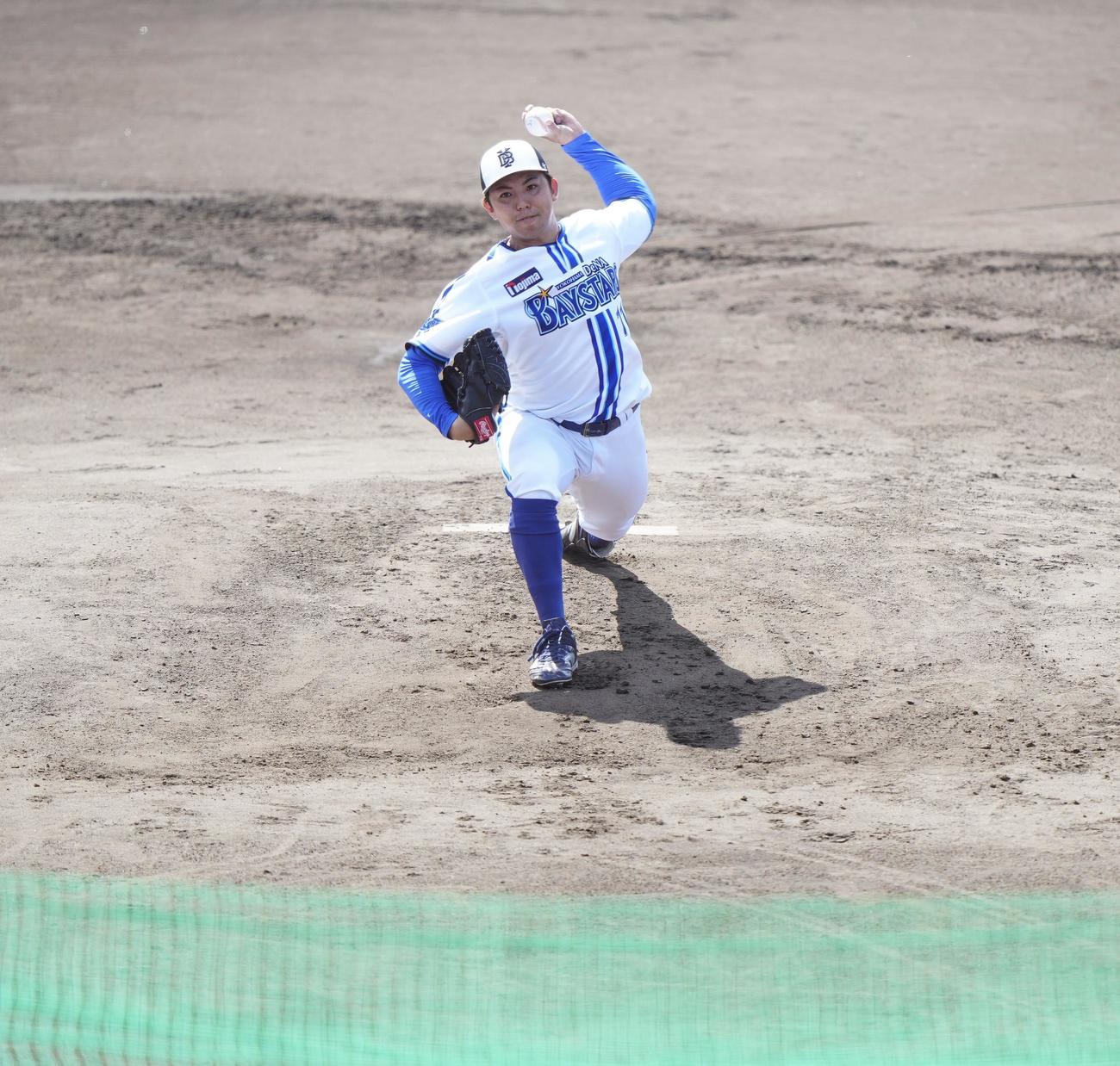 ライブBPで投球するDeNA東（撮影・江口和貴）