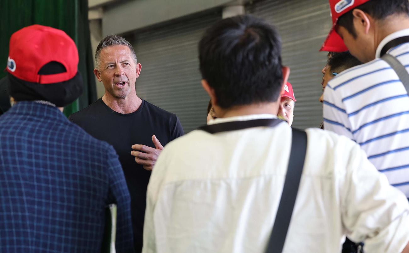 取材を受けるウィリアムス氏（撮影・上田博志）
