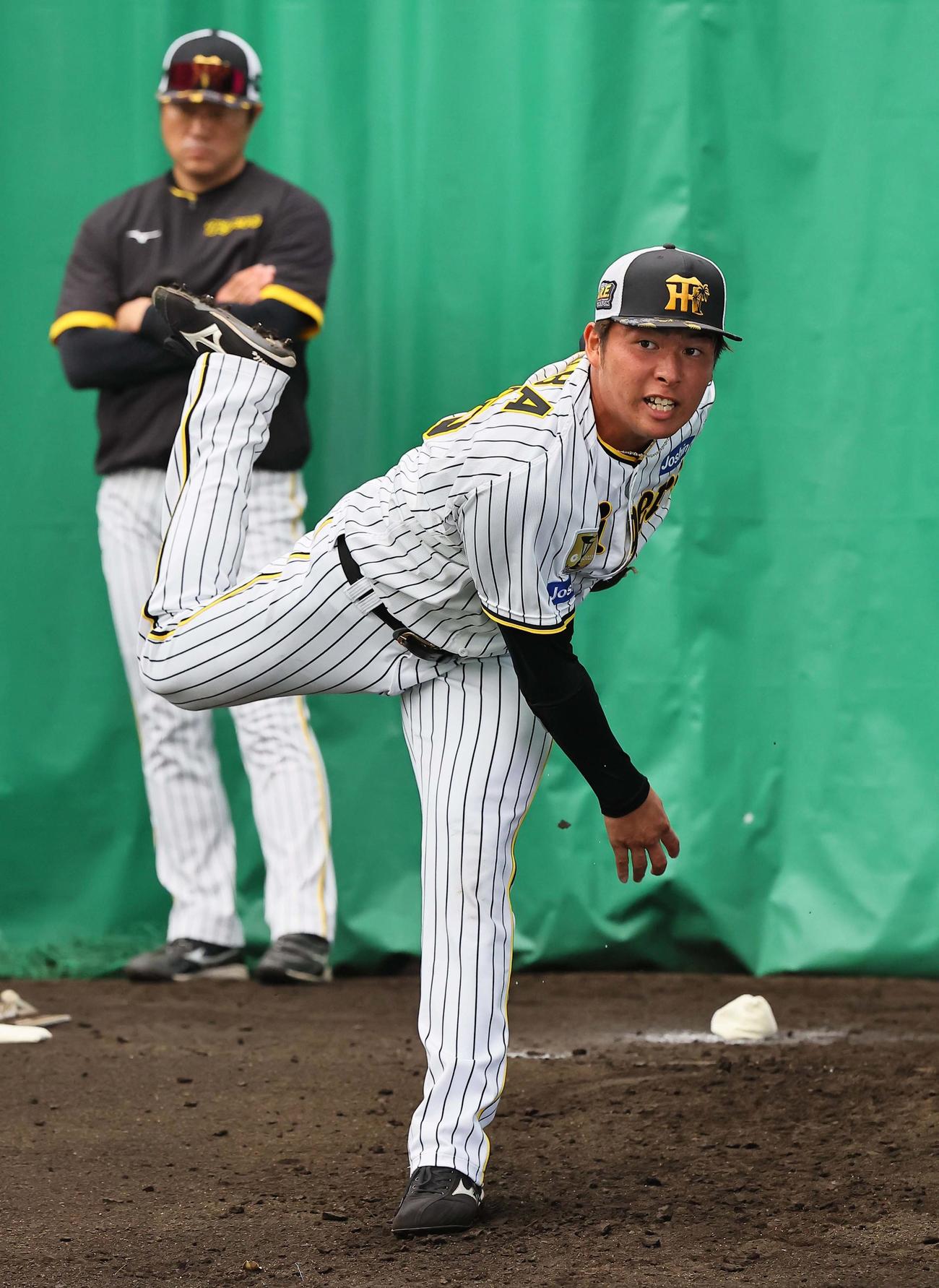 ブルペンで投球練習をする椎葉剛（撮影・上田博志）