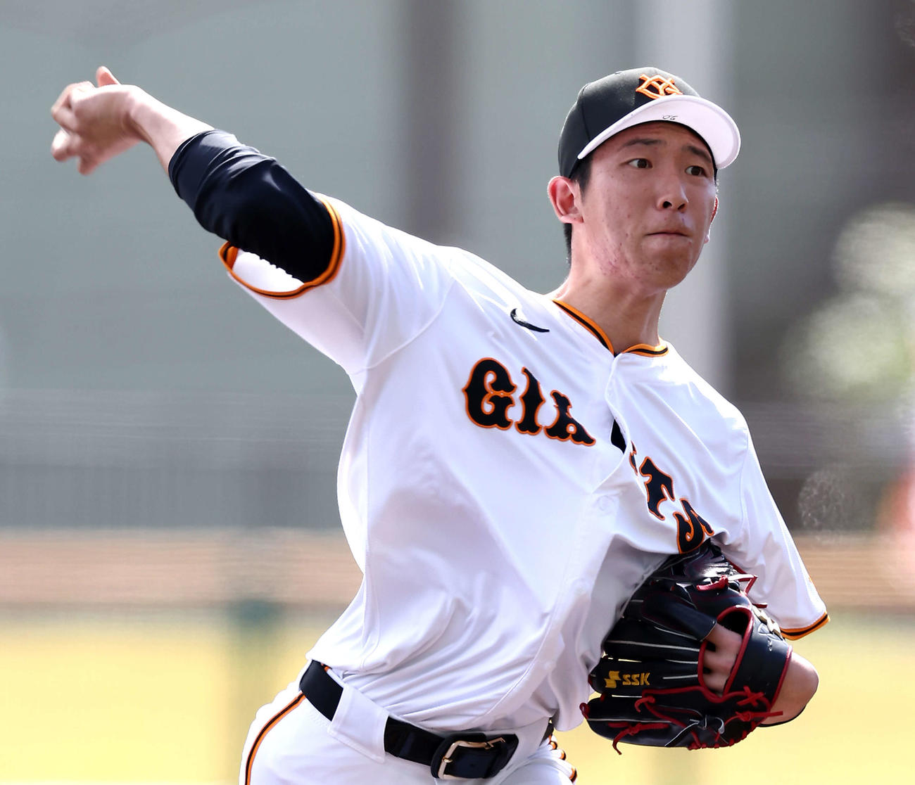 シート打撃でマウンドに上がる巨人戸郷（撮影・河田真司）