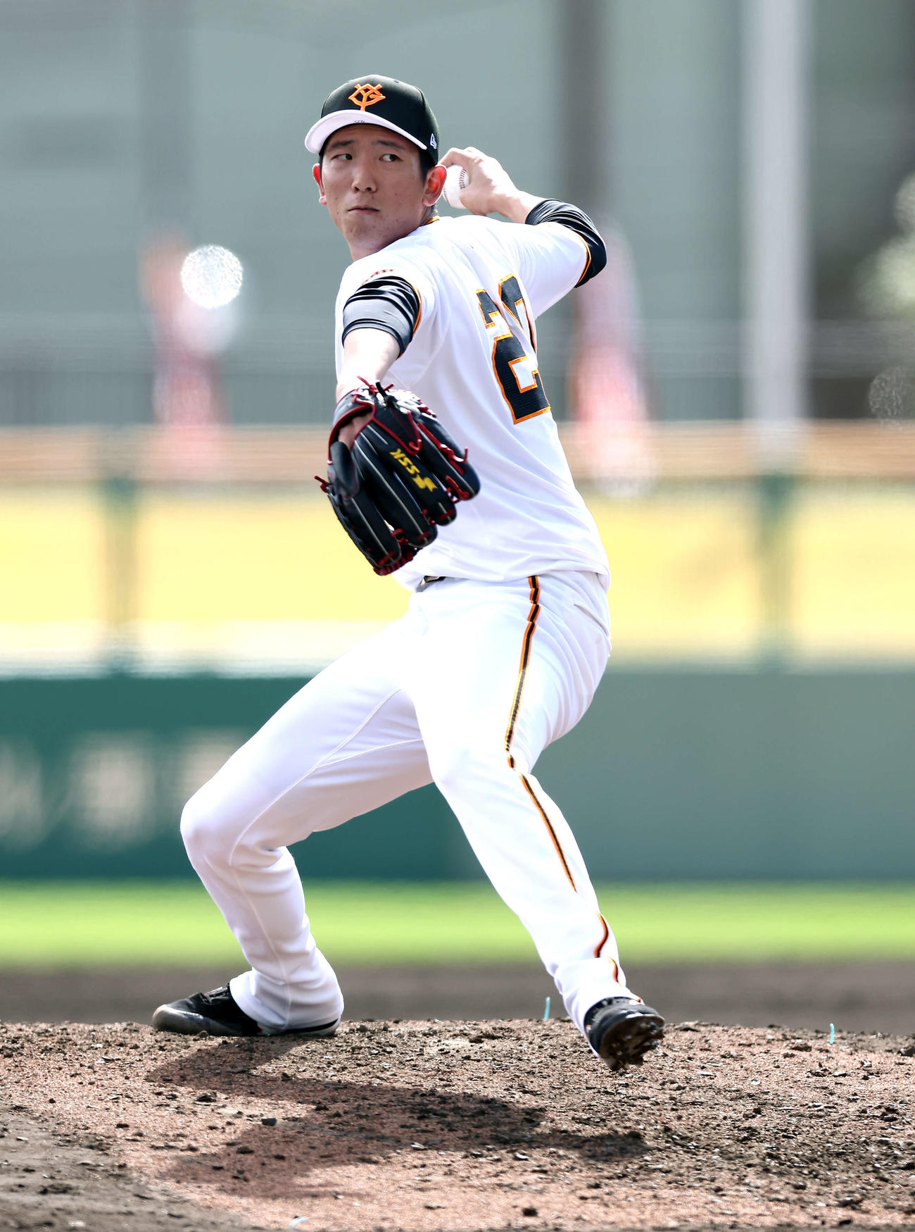 シート打撃でマウンドに上がる巨人戸郷（撮影・河田真司）