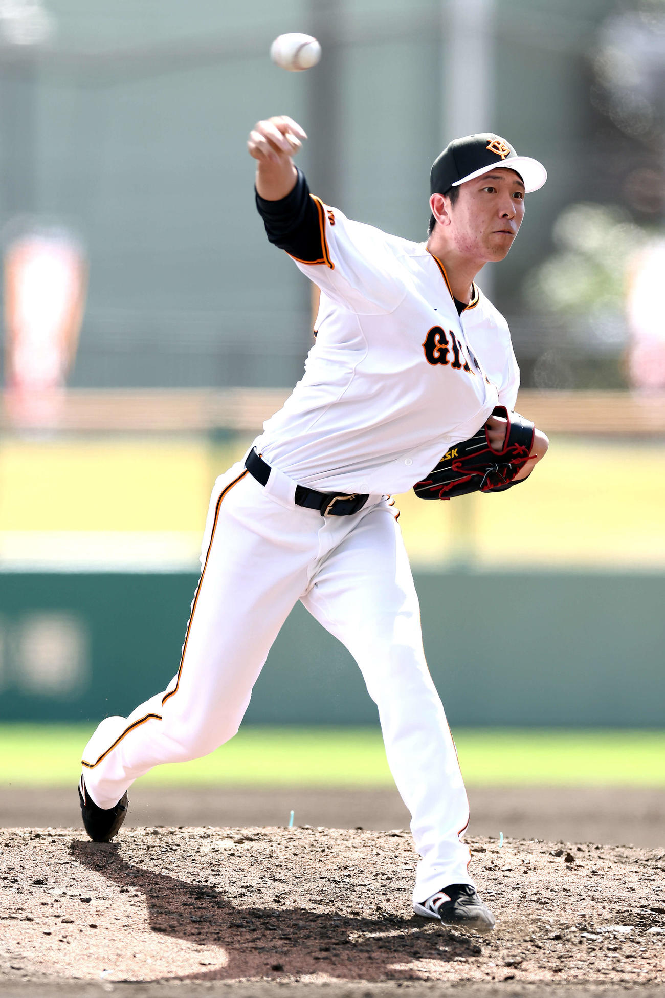 シート打撃でマウンドに上がる巨人戸郷（撮影・河田真司）