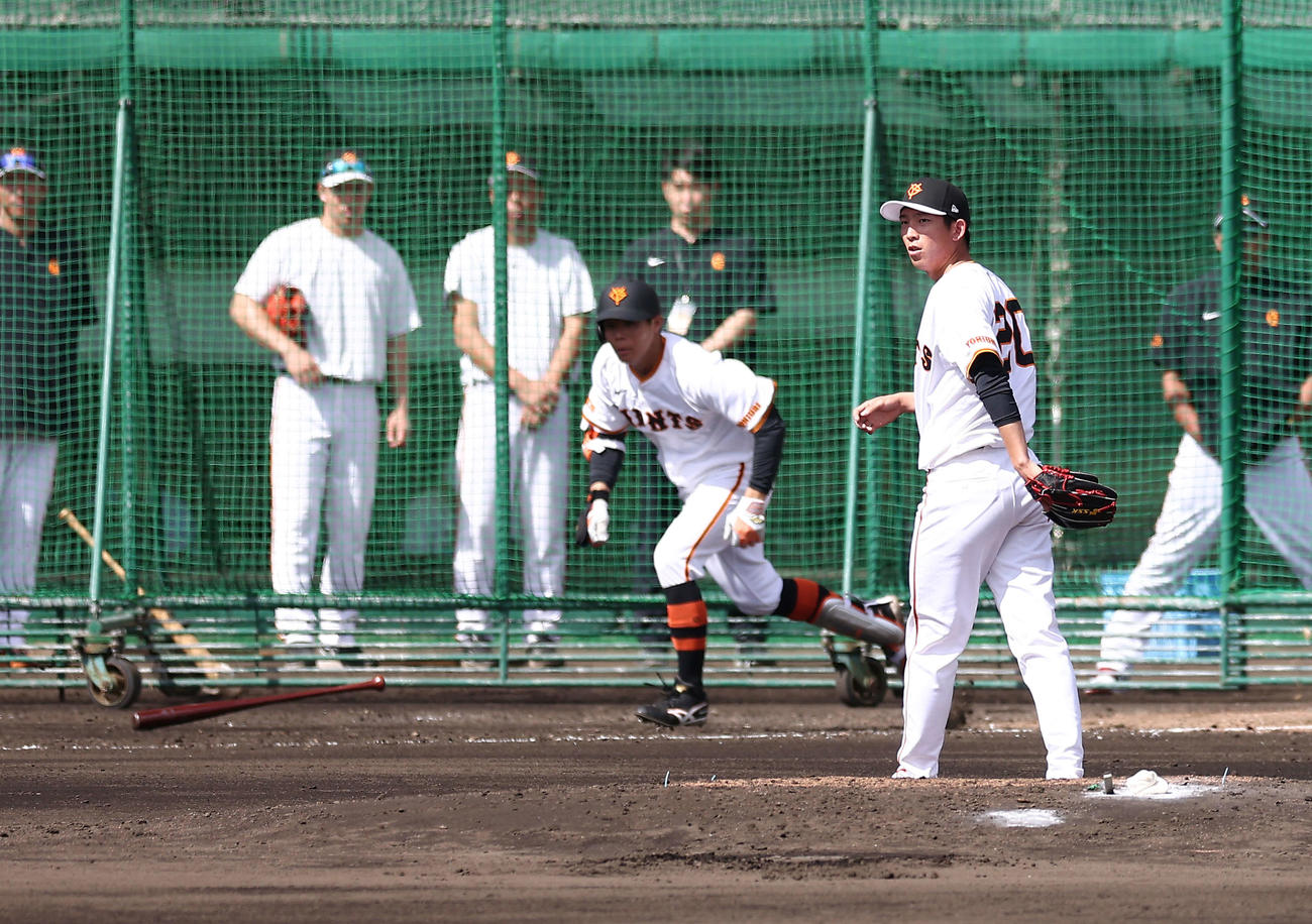 シート打撃で佐々木に右前打を浴びる巨人戸郷（撮影・河田真司）